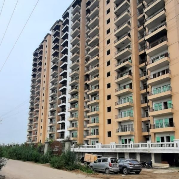 estate paramount deals in sale flats-rohini,delhi